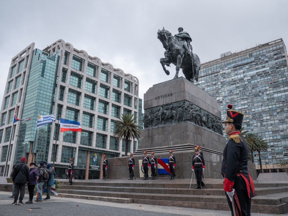 compresidencia's tweet photo. 🇺🇾 El presidente @OrsiYamandu encabezó el homenaje a José Gervasio Artigas en el 262.° aniversario de su natalicio, en una ceremonia realizada en la Plaza Independencia.

Participaron también el secretario de Presidencia, @pachasanchez; el prosecretario, @jdiazalmeida; ministros y otras autoridades nacionales. 

El acto incluyó la colocación de una ofrenda floral al pie del mausoleo del prócer y la participación del Regimiento de Blandengues y el Batallón Florida.

🔗
https://t.co/ow7jMD1VfJ