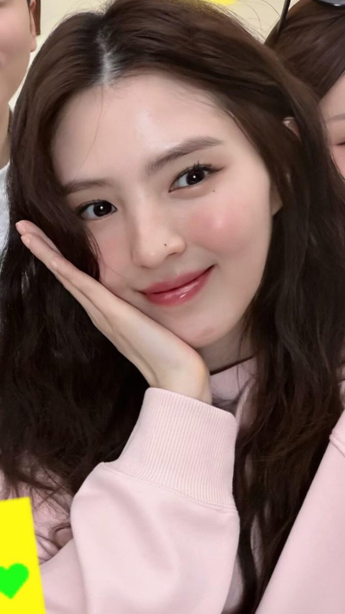 adoring_sohee's tweet photo. A creative designer shared this photo of Sohee with their team about 6 hrs ago on her XHS account. I think it’s probably a late post since she wrote “I miss you.” Not sure which photoshoot / event this was for but look at our Sohee!! So sweet and glowing 🥰🥰🥰🩷🩷🩷

▂

💬 Fatal attraction, Han Sohee 💗
Every time I work with unnie, I’m super happy.
Super nice, so cute and lovely 🧚🏻‍♀️
Another day of being shocked by her god-tier visuals.
Starting to look forward to our next meeting.

📌 https://t.co/7N3hITkrDJ