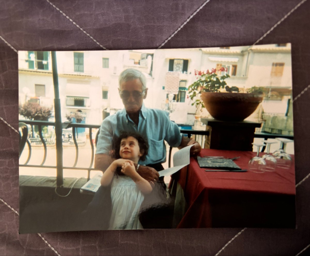 PERCYSILEE's tweet photo. il mio nonnino si è spento a distanza di 1 mese e 19 giorni dalla mia nonnina, il tempo massimo che è riuscito a resistere senza di lei dopo 63 anni di matrimonio. sono sicura che nonna abbia sbuffato appena l’ha visto arrivare, ma che sia anche sollevata. proteggetemi sempre🤍 https://t.co/sETlH3J1y9
