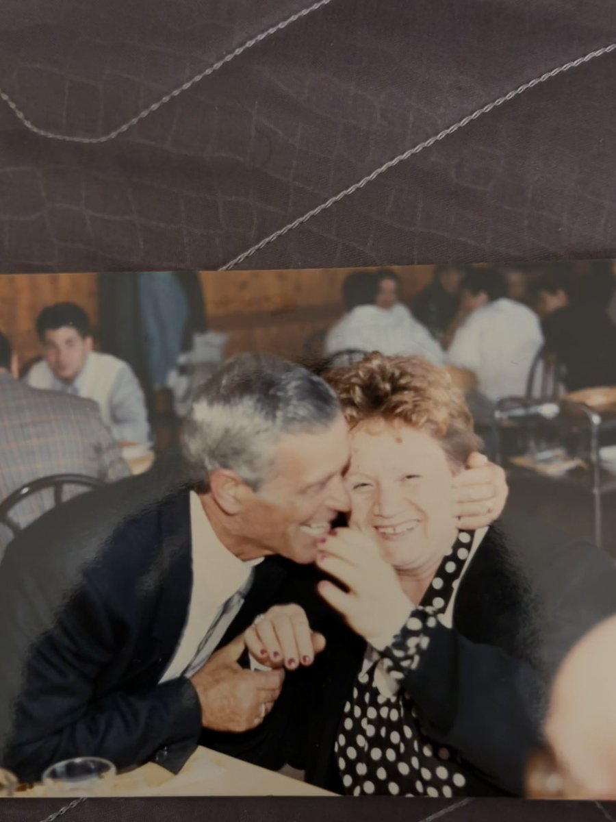 PERCYSILEE's tweet photo. il mio nonnino si è spento a distanza di 1 mese e 19 giorni dalla mia nonnina, il tempo massimo che è riuscito a resistere senza di lei dopo 63 anni di matrimonio. sono sicura che nonna abbia sbuffato appena l’ha visto arrivare, ma che sia anche sollevata. proteggetemi sempre🤍 https://t.co/sETlH3J1y9