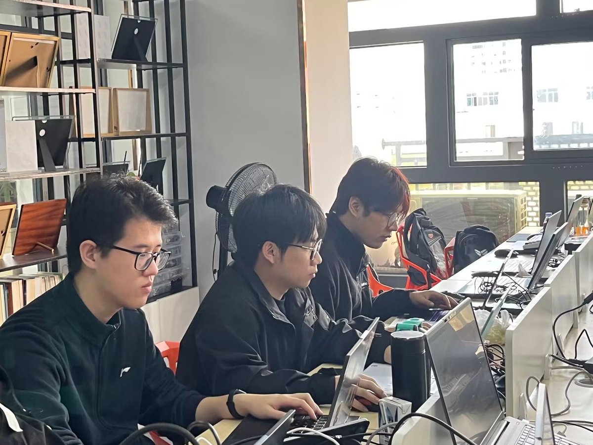 DivanHyper's tweet photo. Teamwork makes the dream work! Finished our project presentation together smoothly. So proud of my awesome group mates! ， https://t.co/kA1axNOQuK