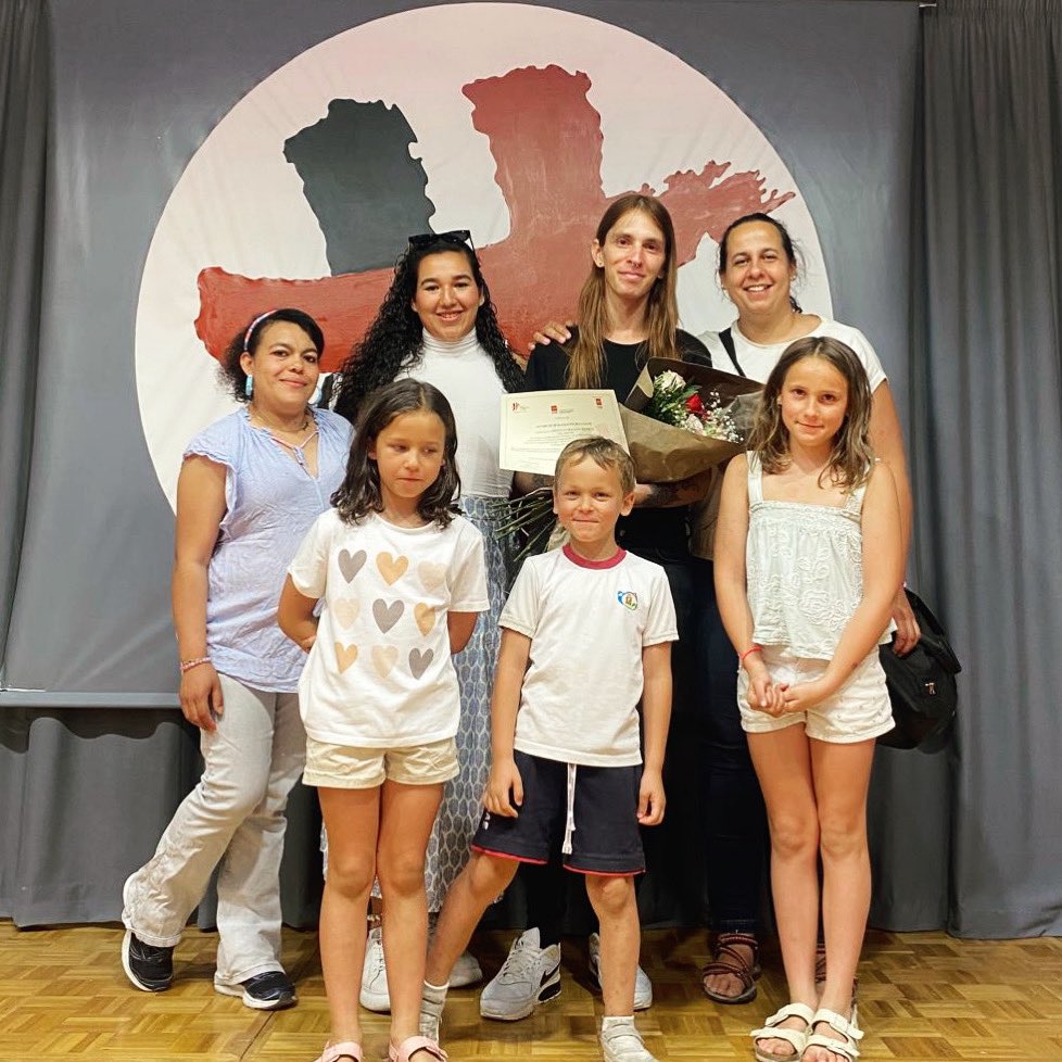 emmanuelmision's tweet photo. EN LA GRADUACIÓN DE UNA CHICA ACOGIDA en Misión Emmanuel,
#trescantos #misionemmanuel #camilos https://t.co/ACvuI8iquu