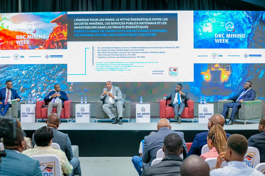 Min_Resshyd_rdc's tweet photo. #DRCMiningWeek2026

Ce vendredi 19 juin 2026, le Ministre des Ressources Hydrauliques et de l’Électricité, SEM Aimé Sakombi Molendo, a pris part au panel de haut niveau consacré aux synergies entre le secteur minier, les services publics et les investisseurs énergétiques.  

À cette occasion, le Ministre a réaffirmé la vision du Gouvernement : construire un système énergétique unique capable de répondre simultanément aux besoins des mines, de l’industrie et des populations. Il a présenté les actions engagées pour renforcer l’offre électrique à court terme à travers la réhabilitation des infrastructures existantes, tout en accélérant le développement de nouveaux projets hydroélectriques, solaires et des grands corridors énergétiques structurants.  

Face aux investisseurs, il a rappelé que la RDC dispose désormais d’un secteur libéralisé, d’un régulateur indépendant et d’un portefeuille de projets concrets, appelant à un changement de narratif : « Le sujet n’est plus le potentiel de la RDC, mais sa transformation en mégawatts, en emplois et en croissance économique. »  

Le Ministre a également annoncé la tenue prochaine du Forum Mission 300 ainsi que du Dialogue Public-Privé sur l’énergie, prévus les 25 et 26 juin à Kinshasa, afin de faire émerger des solutions concrètes pour accélérer les investissements privés dans le secteur énergétique.
#DRCMiningWeek2026 #Mines #Énergie #MRHE #RDC 🇨🇩⚡️