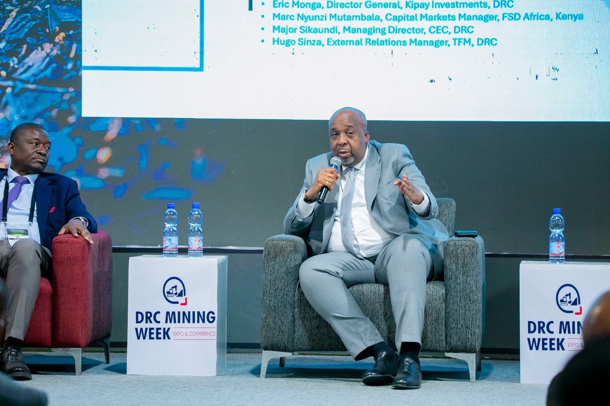 Min_Resshyd_rdc's tweet photo. #DRCMiningWeek2026

Ce vendredi 19 juin 2026, le Ministre des Ressources Hydrauliques et de l’Électricité, SEM Aimé Sakombi Molendo, a pris part au panel de haut niveau consacré aux synergies entre le secteur minier, les services publics et les investisseurs énergétiques.  

À cette occasion, le Ministre a réaffirmé la vision du Gouvernement : construire un système énergétique unique capable de répondre simultanément aux besoins des mines, de l’industrie et des populations. Il a présenté les actions engagées pour renforcer l’offre électrique à court terme à travers la réhabilitation des infrastructures existantes, tout en accélérant le développement de nouveaux projets hydroélectriques, solaires et des grands corridors énergétiques structurants.  

Face aux investisseurs, il a rappelé que la RDC dispose désormais d’un secteur libéralisé, d’un régulateur indépendant et d’un portefeuille de projets concrets, appelant à un changement de narratif : « Le sujet n’est plus le potentiel de la RDC, mais sa transformation en mégawatts, en emplois et en croissance économique. »  

Le Ministre a également annoncé la tenue prochaine du Forum Mission 300 ainsi que du Dialogue Public-Privé sur l’énergie, prévus les 25 et 26 juin à Kinshasa, afin de faire émerger des solutions concrètes pour accélérer les investissements privés dans le secteur énergétique.
#DRCMiningWeek2026 #Mines #Énergie #MRHE #RDC 🇨🇩⚡️