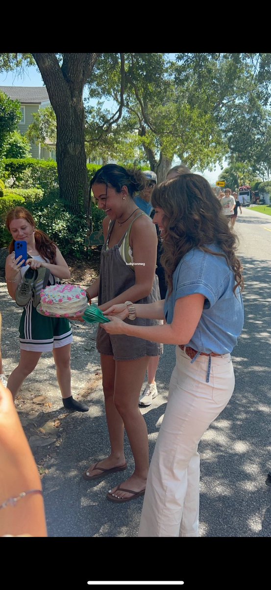 maddiesjarah's tweet photo. so this was on sarah’s birthday, hmm https://t.co/TLuDjPrpmI