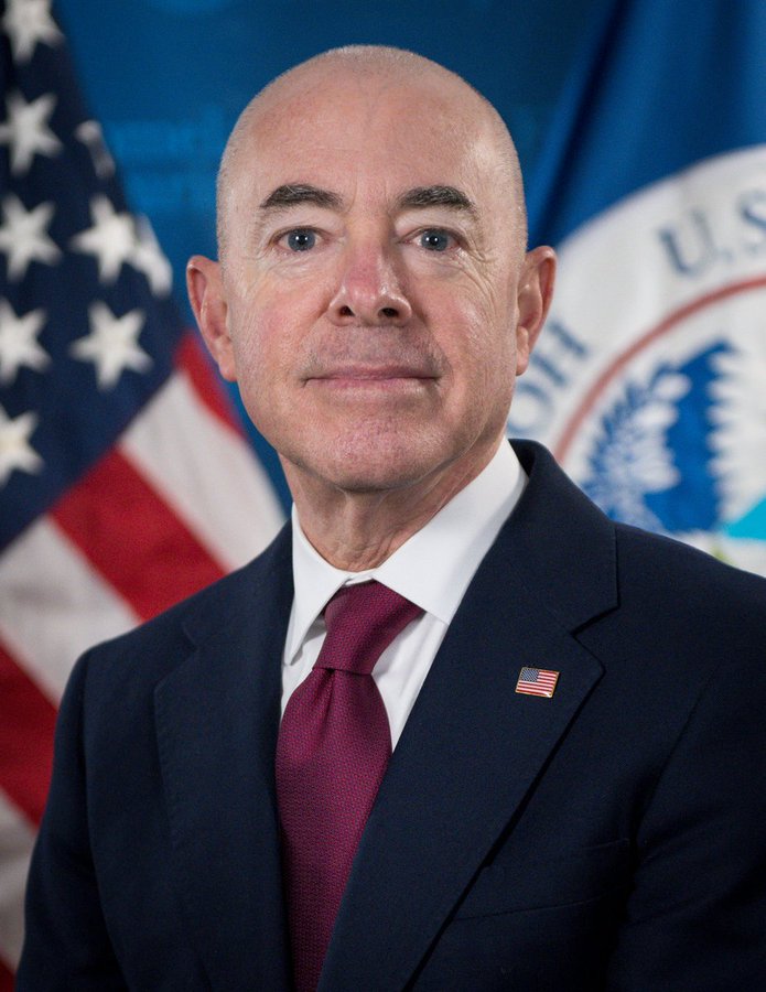 mattvanswol's tweet photo. If there is ONE THING I know for sure...

...this man, Alejandro Mayorkas, should be in PRISON.

He went LUXURY CLOTHES SHOPPING while my people in Western North Carolina DROWNED IN THEIR HOMES + he opened up the border.

I cannot think of ANYONE who did more to hurt the USA. https://t.co/8LIgOmv0tC