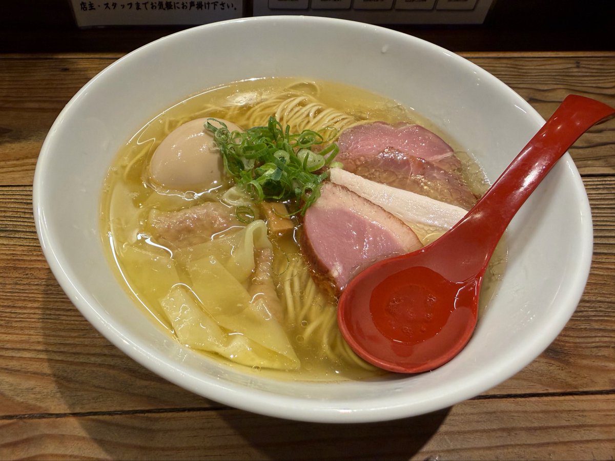 m_ry517's tweet photo. 塩ラーメン普段あんま食わないんだけど、流石に美味すぎてまた行きてえになったな https://t.co/Bo9wDhbMS0
