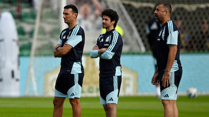 infobae's tweet photo. PABLO AIMAR DEVELÓ EL SECRETO DEL CUERPO TÉCNICO DE LA SELECCIÓN ARGENTINA Y PALPITÓ EL DUELO CON AUSTRIA

El ayudante de Lionel Scaloni palpitó el encuentro del lunes ante el combinado europeo por la segunda fecha del Grupo J.

La Selección Argentina se prepara para enfrentar este lunes a Austria por la segunda fecha del grupo J en el Mundial 2026 y el foco del cuerpo técnico se centra en la consolidación del grupo y la gestión emocional de los jugadores. Pablo Aimar, principal ayudante de campo de Lionel Scaloni, subrayó en una entrevista con la FIFA que la principal virtud del entrenador es la capacidad para transmitir seguridad y tranquilidad en un entorno de máxima exigencia.

Infobae 📎 https://t.co/d4GGBhHv2i