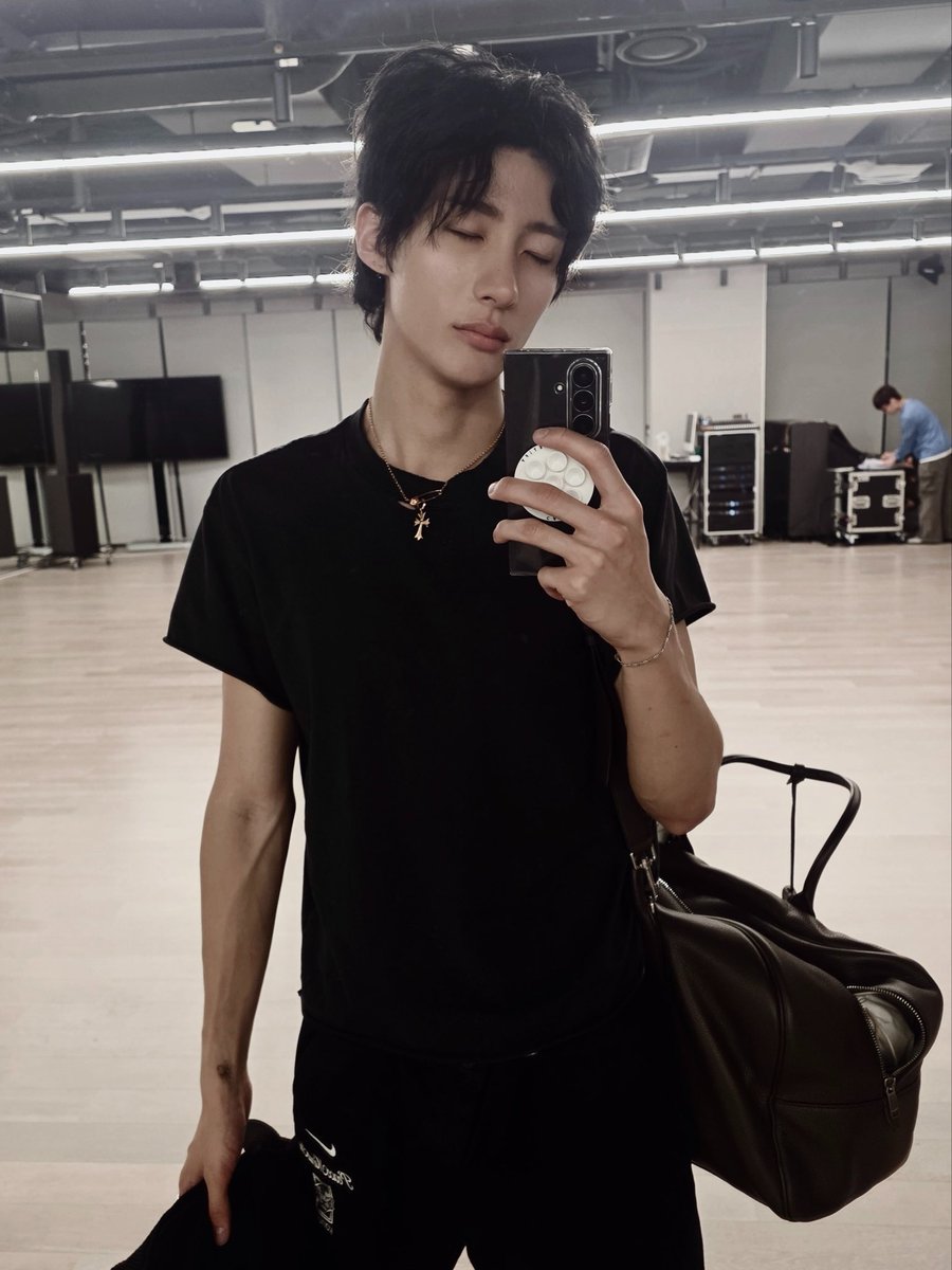 surfingtonni's tweet photo. กุแอบชอบผชเสื้อดำมีรอยสักอ่ะ https://t.co/BQqUBbw4Lk