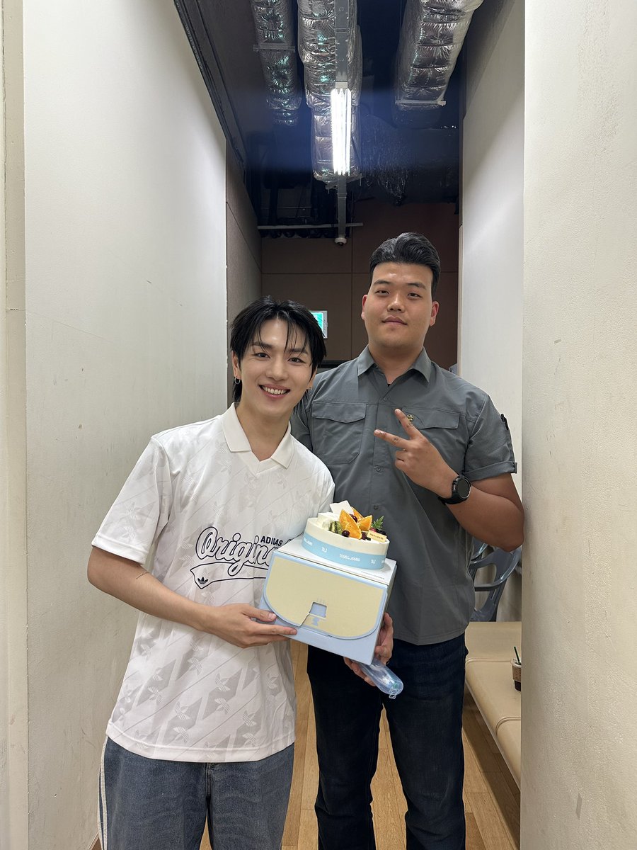 nakedxproud's tweet photo. [#KINO] 우하하 경호팀장님이 이번 활동 고생했다고 사주신 케익 🎂🎂🎂🎂 https://t.co/mRWTsh1ScL