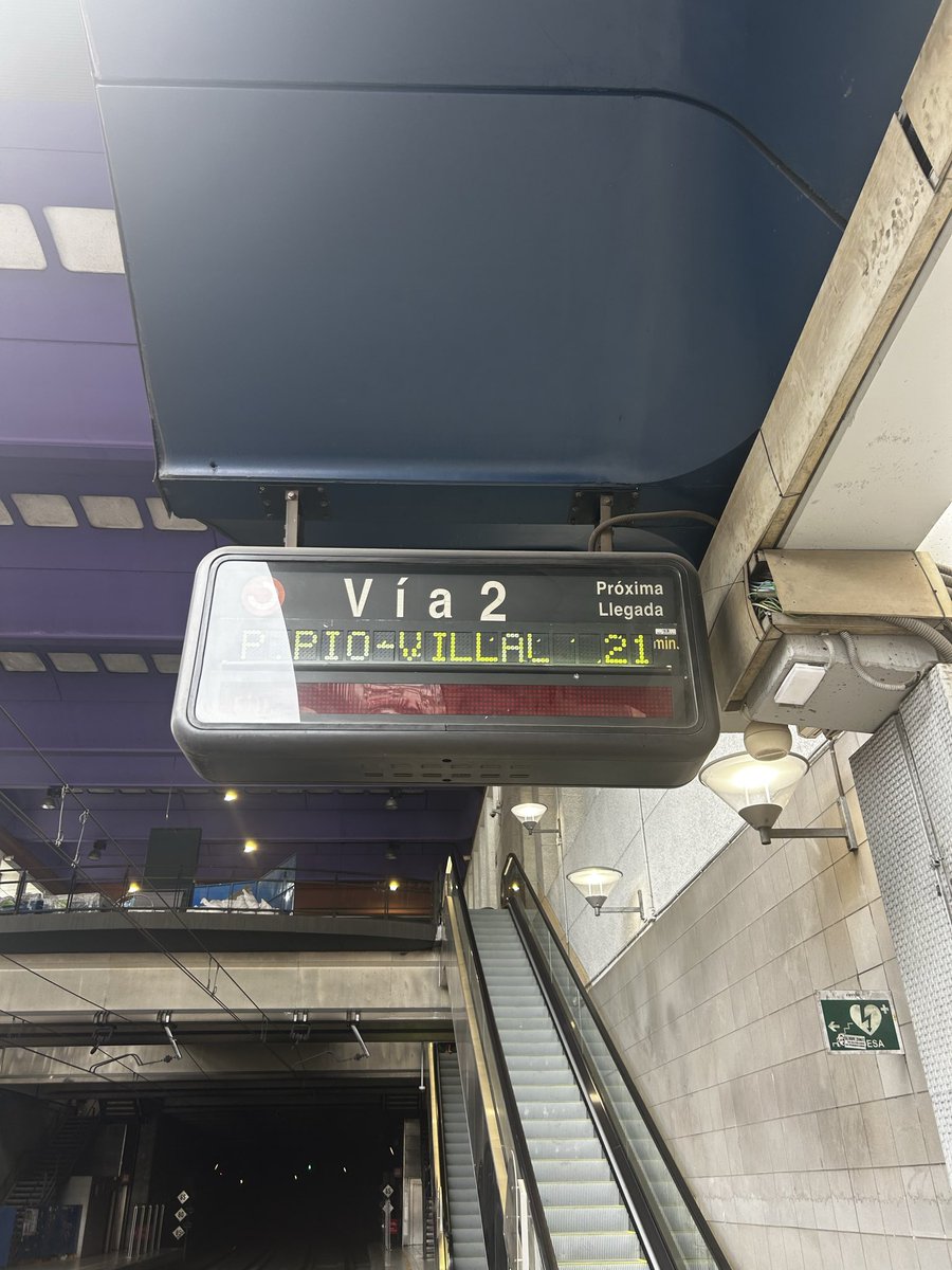 aiinhoa2020's tweet photo. la buena gestión del señor @oscar_puente_ con la Renfe que tienes que esperar los 21 minutos que pone MÁS todo lo que llevamos esperando de antes.
trenes sin aire acondicionado y llenos de gente.
una vergüenza de gestión https://t.co/xYUKyI1Vdq