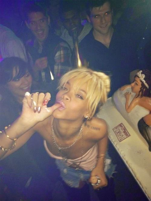 churchofysl's tweet photo. actually lot of you bitches whose entire personality revolves around being skinny are very fucking boring. the person who is charismatic and radiant will always shine the most in a room. look at rihanna, dua lipa, good fucking vibes!!!! https://t.co/v5T4YTlGjY