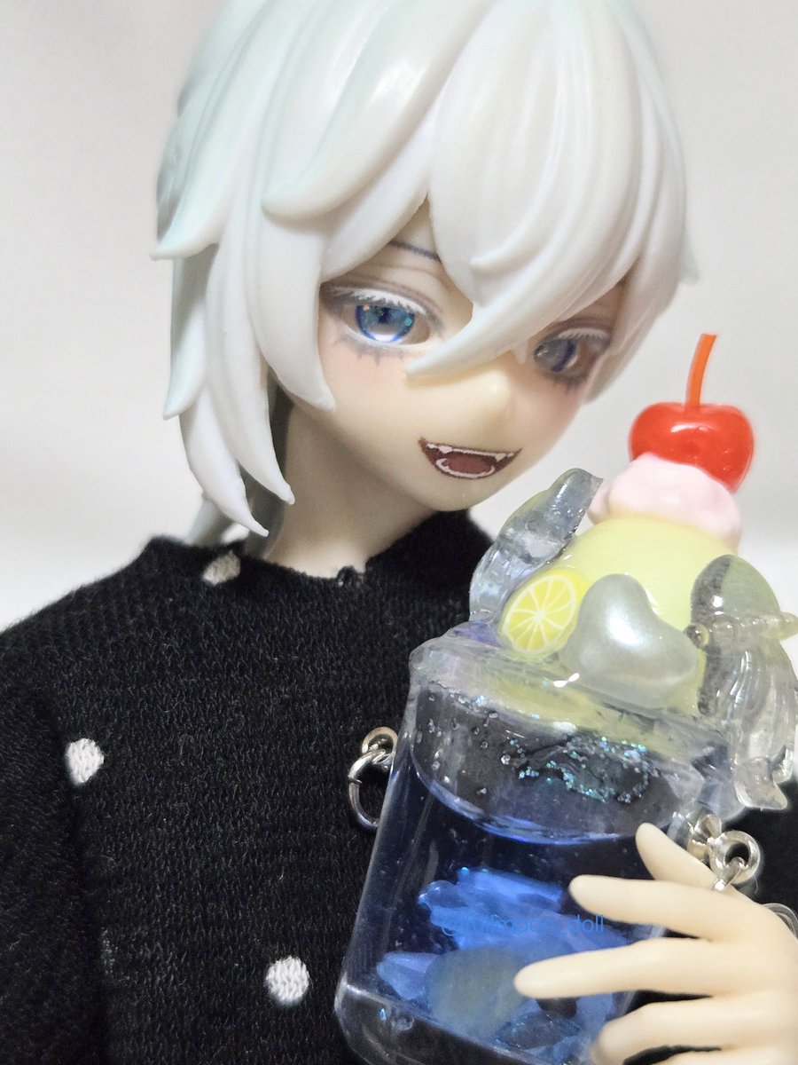 fullmoon_doll's tweet photo. ルチアーノくんが持ってるクリームソーダは！なんと！パーツがきらきら揺れる！！！
慣れない動画を撮ってみました…伝わるかな…とても綺麗で夏らしくて素敵です✨️
#Kirariya https://t.co/ZI2ZZ4PtbR