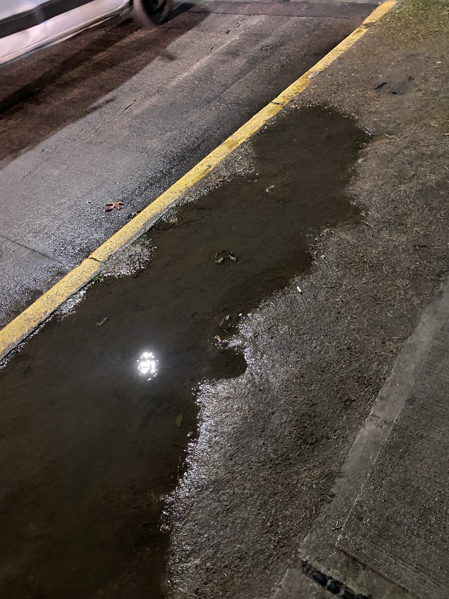 gomezpepe's tweet photo. Hola gente del #GCBA y sr #jorgemacri esto es en la parada de Suárez y monasterio en diagonal a la nueva escuela en barracas. No cuesta nada con tanto arreglo tirar un poco de mezcla por ahi. Gracias https://t.co/h8EdxKiuOX