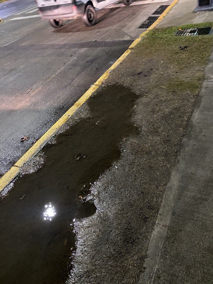 gomezpepe's tweet photo. Hola gente del #GCBA y sr #jorgemacri esto es en la parada de Suárez y monasterio en diagonal a la nueva escuela en barracas. No cuesta nada con tanto arreglo tirar un poco de mezcla por ahi. Gracias https://t.co/h8EdxKiuOX