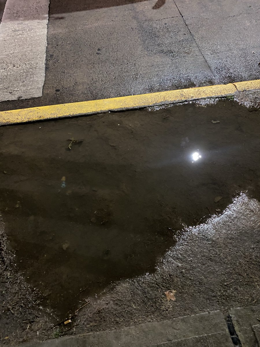 gomezpepe's tweet photo. Hola gente del #GCBA y sr #jorgemacri esto es en la parada de Suárez y monasterio en diagonal a la nueva escuela en barracas. No cuesta nada con tanto arreglo tirar un poco de mezcla por ahi. Gracias https://t.co/h8EdxKiuOX