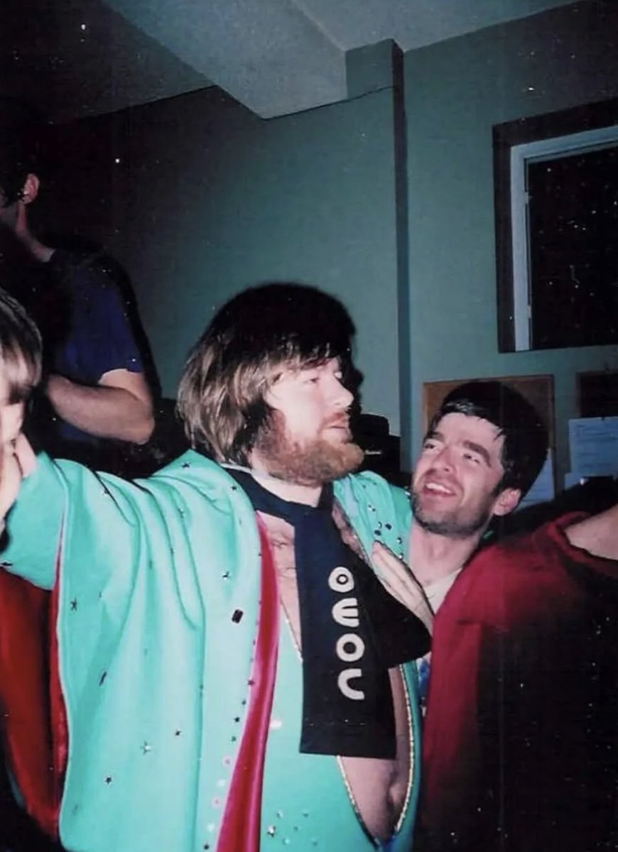 oasisvaults's tweet photo. liam and noel photographed with a Swedish rock band called The Soundtrack Of Our Lives, 2002! https://t.co/n0HEQ31iGh