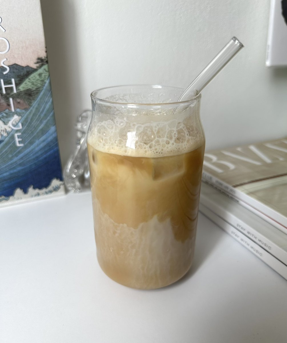 silvxnna's tweet photo. pas un jour où je fais pas de café glacé au lait d’avoine et sirop de vanille https://t.co/UG7MFVW5G2