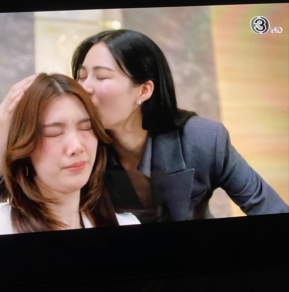 DaniE_0011's tweet photo. Para la gente que se queja que Runch pidió el divorcio y trata bien a Neen , que quieren que la engañe , que la ignore , que haga como si no existiera , hemos visto que Runch adora a su mujer , la ama pero ha visto que no la hace feliz , que no sabe como defenderla de su madre ( aunque para muchos es muy fácil ) Runch no lo sabe y prefiere dejar marchar a Neen antes de seguir viendo como sufre , pero eso no quiere decir que no la ame , la adora 

LINGORM ILF EP1 
#วาดฝันวันวิวาห์EP1