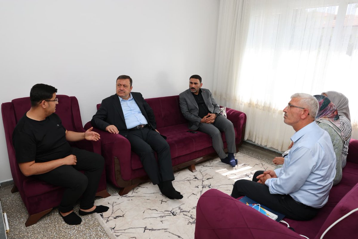 AKPartiG_Antep's tweet photo. İl Sosyal Politikalar Başkanlığımız tarafından gerçekleştirilen hane ziyaretleri kapsamında; İl Başkanımız Sayın Fatih Muhaddis Fedaioğlu, İl Sosyal Politikalar Başkanımız Sayın Hasan Hüseyin Altunova ve teşkilat mensuplarımızın katılımlarıyla;

🚩 Tuğba Kesmik ve ailesine,

🚩 Yuşa Erkek ve ailesine,

hane ziyaretinde bulunularak talep ve ihtiyaçları dinlendi.

Gerçekleştirilen ziyaretlerde ailelerimizle samimi sohbetler edilerek her zaman yanlarında olduğumuz ifade edildi. 🤝🇹🇷

@abuyukgumus 
@drbetulsayan 
@fmfedaioglu 
@huseynaltunova 
@aysesakar79 
@LeylaErbay5 
@mslmdogan27 
@KirecMurat 
@Akparti
