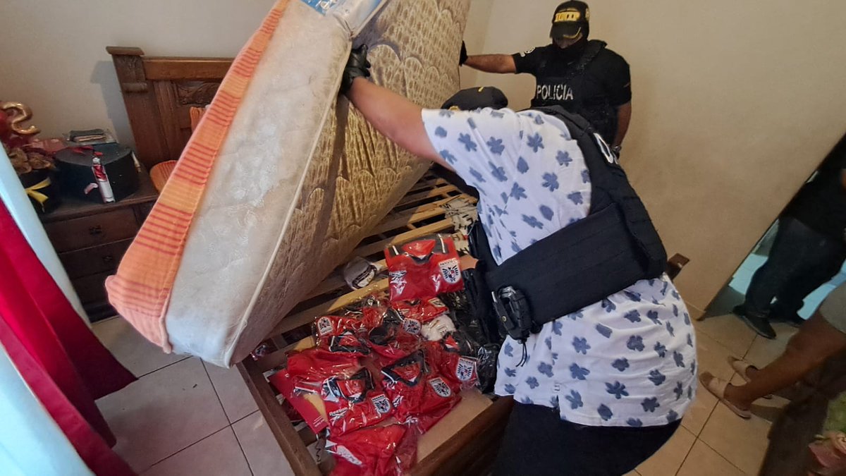 TReporta's tweet photo. La @policiadepanama  y el Ministerio Público desmantelaron en La Chorrera un taller clandestino que se dedicaba a la fabricación de camisetas falsas de la Selección de Panamá. Durante el operativo fueron aprehendidos 9 peruanos y 3 panameños. https://t.co/4V9l0blTHs