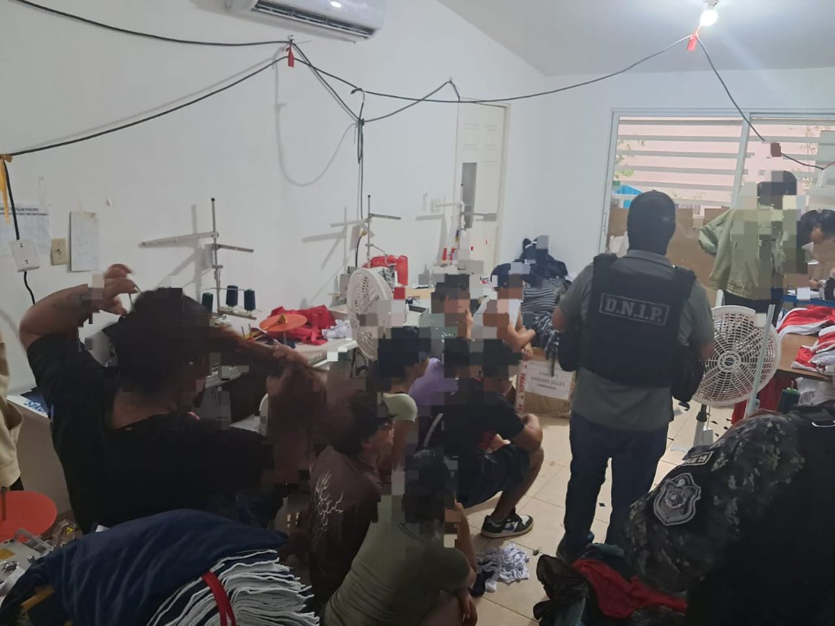 TReporta's tweet photo. La @policiadepanama  y el Ministerio Público desmantelaron en La Chorrera un taller clandestino que se dedicaba a la fabricación de camisetas falsas de la Selección de Panamá. Durante el operativo fueron aprehendidos 9 peruanos y 3 panameños. https://t.co/4V9l0blTHs
