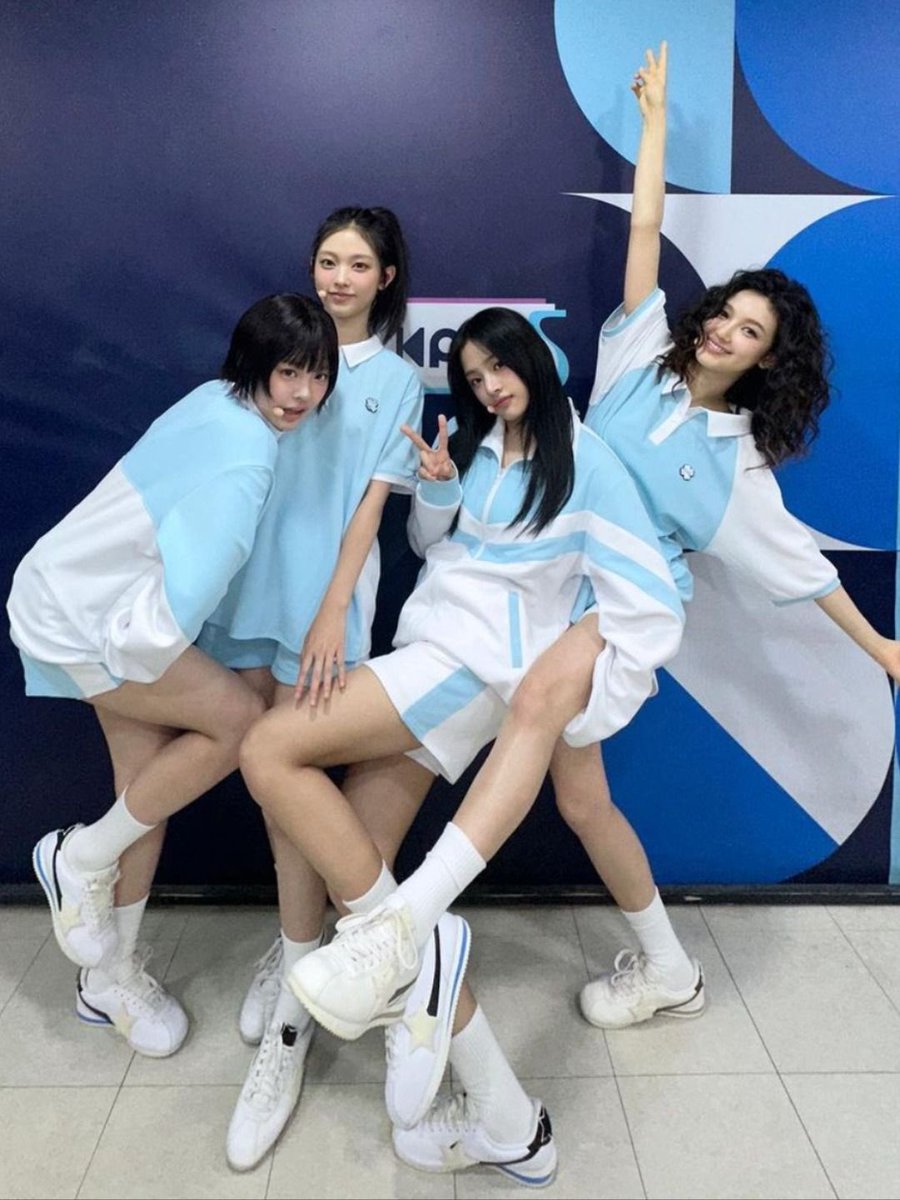 current515's tweet photo. 버블검 무대할때 학교 체육복 입혀준거 좋았음💗💕 https://t.co/tRAz4mqg5k