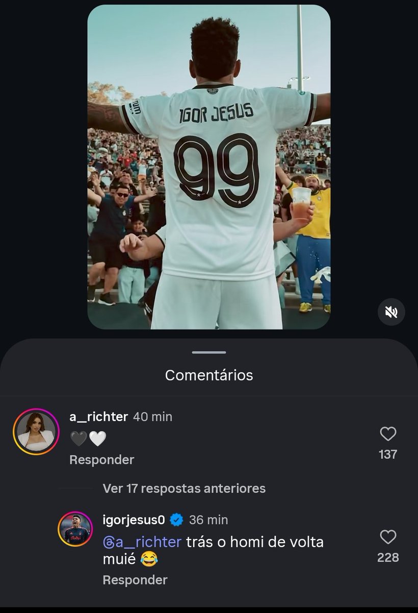 EspacoGlorioso's tweet photo. A resposta do Igor Jesus ao comentário da esposa dele no post do Botafogo 🥹🥹🥹❤️ https://t.co/7gDXhiiXMs