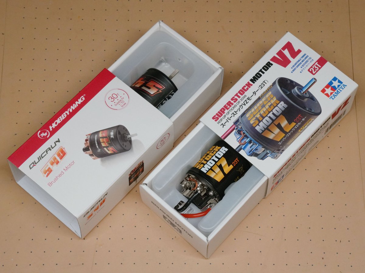 AquaBlueAwo's tweet photo. タミヤのRCメカ、今後はさらにHobbywingとの協業が加速しそうですね。
VZモーターとQUICRUN 540を比較したところ、パッケージや外観はほぼ一緒🧐
しかし、QUICRUNはノイズキラー基板がダブルで装備されているのに対し、VZは片側だけです。さらにQUICRUNには赤黒のブラシスペーサーも装着されています。 https://t.co/cvcKlC47oI