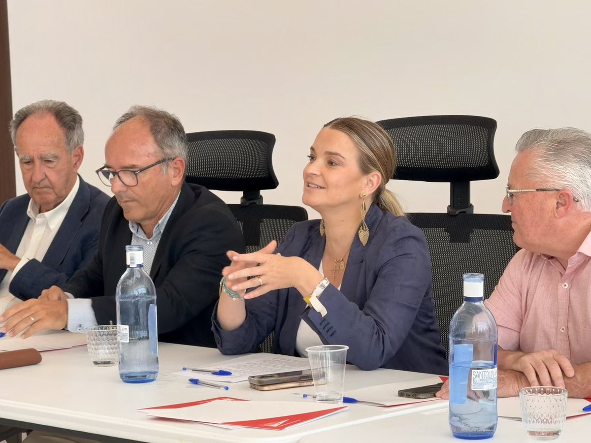 MargaProhens's tweet photo. ⛵️ Els clubs nàutics són una porta oberta a la mar, una escola de valors, d’esport i de convivència. Una part essencial de la nostra identitat com a poble mediterrani.

Ha estat un plaer assistir a l’Assamblea general de Clubs Nàutics. El meu reconeixement i agraïment a la feina intensa que feis cada dia. Perquè ningú estima més la mar que aquells que hi viuen, que hi fan feina i que hi practiquen esport. 

Des del Govern hem escoltat una reivindicació històrica del sector. Amb la modificació de la Llei de Ports hem donat estabilitat i seguretat jurídica als clubs nàutics perquè puguin continuar desenvolupant la seva funció social, esportiva i educativa durant les pròximes dècades.

També hem fet una passa històrica amb la creació de la Conselleria de la Mar i del Cicle de l’Aigua, (@cmar_ib) perquè les Illes Balears necessitaven una administració que pensàs en la mar, en els seus professionals i en el seu futur.

Gràcies a l’Associació de Clubs Nàutics de Balears i a tota la Mesa Nàutica per la seva feina, el seu compromís i la defensa d’un model que posa sempre l’interès general, l’interès social i l’accés a la mar al centre.