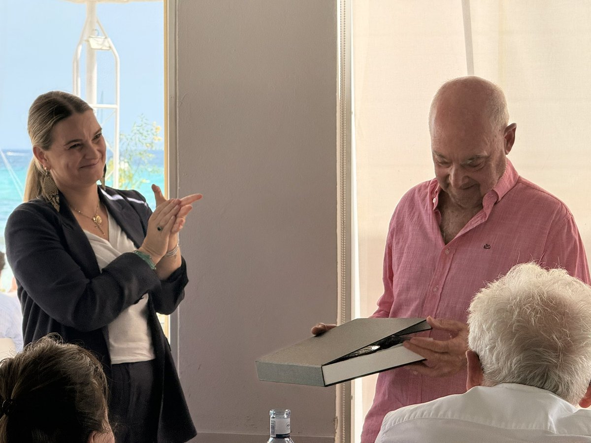 MargaProhens's tweet photo. ⛵️ Els clubs nàutics són una porta oberta a la mar, una escola de valors, d’esport i de convivència. Una part essencial de la nostra identitat com a poble mediterrani.

Ha estat un plaer assistir a l’Assamblea general de Clubs Nàutics. El meu reconeixement i agraïment a la feina intensa que feis cada dia. Perquè ningú estima més la mar que aquells que hi viuen, que hi fan feina i que hi practiquen esport. 

Des del Govern hem escoltat una reivindicació històrica del sector. Amb la modificació de la Llei de Ports hem donat estabilitat i seguretat jurídica als clubs nàutics perquè puguin continuar desenvolupant la seva funció social, esportiva i educativa durant les pròximes dècades.

També hem fet una passa històrica amb la creació de la Conselleria de la Mar i del Cicle de l’Aigua, (@cmar_ib) perquè les Illes Balears necessitaven una administració que pensàs en la mar, en els seus professionals i en el seu futur.

Gràcies a l’Associació de Clubs Nàutics de Balears i a tota la Mesa Nàutica per la seva feina, el seu compromís i la defensa d’un model que posa sempre l’interès general, l’interès social i l’accés a la mar al centre.