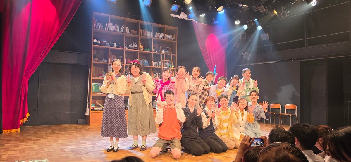 ayuminakano's tweet photo. 事務所の先輩がご出演ご縁で初めて見ました、音楽劇。このサイズ感の舞台で、しっかり生歌が聞けてとても心地がよかった(*´`)✦.*
そして、ご縁とは繋がるもので、まさかゆうき(@asami_yuuki_)の芝居が観られるとは。
新小岩で飲んだこと、覚えててくれてるかなぁ。
 #人魚の夏 https://t.co/P85QMJeeUS