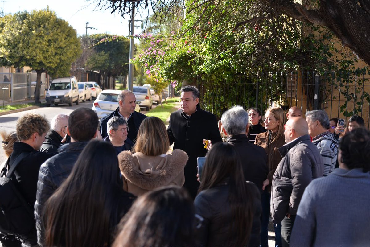 miguelsiciliano's tweet photo. RECORRIDA POR LOS ARREGLOS DE CALLES EN JARDÍN DEL SUD

El Plan de Reparación Vial Integral continúa a toda marcha, con más de 30 frentes de obra activos en toda la Ciudad. En este caso, visitamos junto a los vecinos la obra de bacheo en barrio #JardínDelSud. Se trata de un bacheo de hormigón, que no es una simple reparación, sino un arreglo mucho más profundo y duradero. Seguimos haciendo obras que benefician de manera directa la vida de los cordobeses.

#HacerParaCrecer #PlanDeReparaciónVialIntegral