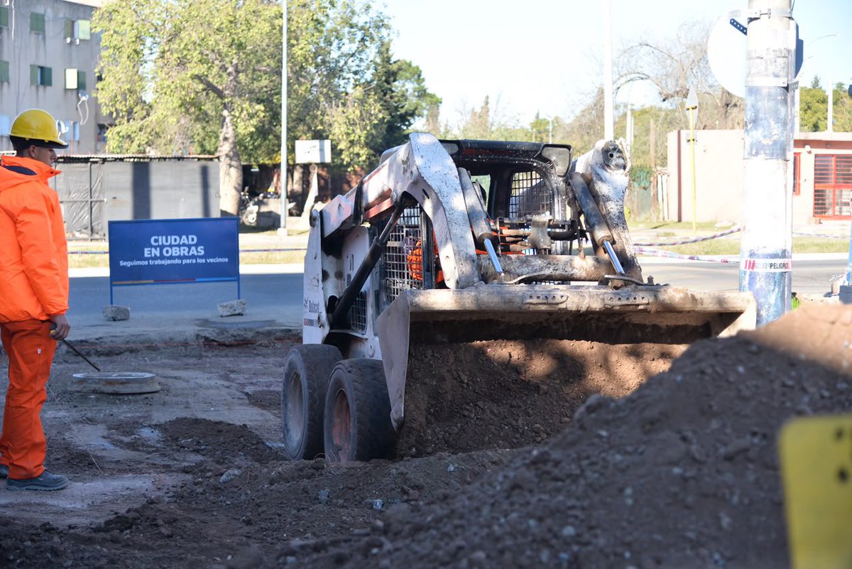 miguelsiciliano's tweet photo. RECORRIDA POR LOS ARREGLOS DE CALLES EN JARDÍN DEL SUD

El Plan de Reparación Vial Integral continúa a toda marcha, con más de 30 frentes de obra activos en toda la Ciudad. En este caso, visitamos junto a los vecinos la obra de bacheo en barrio #JardínDelSud. Se trata de un bacheo de hormigón, que no es una simple reparación, sino un arreglo mucho más profundo y duradero. Seguimos haciendo obras que benefician de manera directa la vida de los cordobeses.

#HacerParaCrecer #PlanDeReparaciónVialIntegral