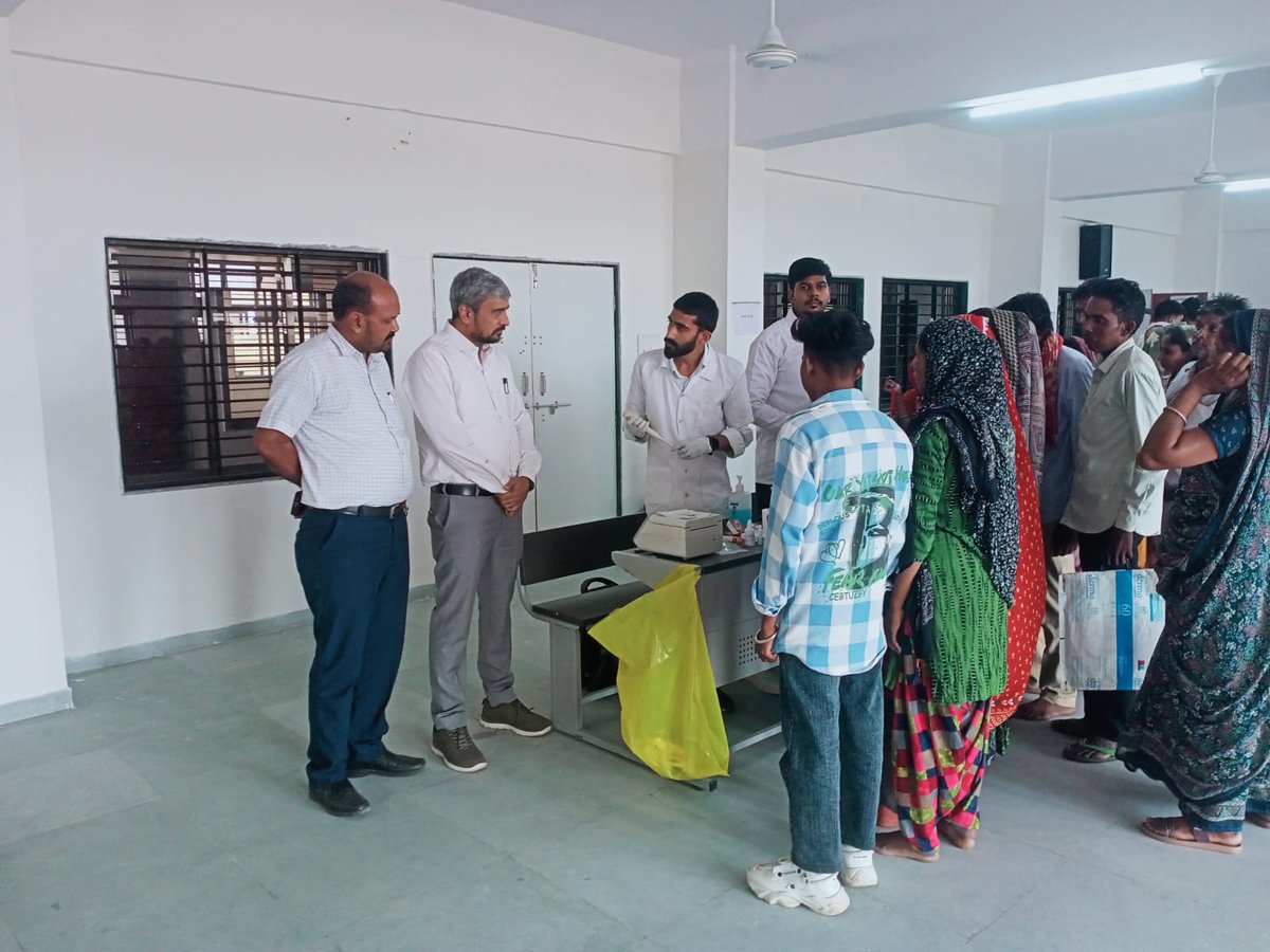 CdhoSabarkantha's tweet photo. પોશીના કોલેજ ખાતે વિશ્વ સિકલ સેલ દિવસ નિમિત્તે આરોગ્ય વિભાગ દ્વારા જાગૃતિ કાર્યક્રમ.
130 થી વધુ સગર્ભા માતાઓના સિકલ સેલ માટે લેબોરેટરી ટેસ્ટ કરાયા.
@CdhoSabarkantha એ રોગની ગંભીરતા, સારવાર અને સરકારી યોજનાઓ અંગે માર્ગદર્શન આપેલ.
#sicklecell #sicklecellawarness https://t.co/qTrwpK8qgW