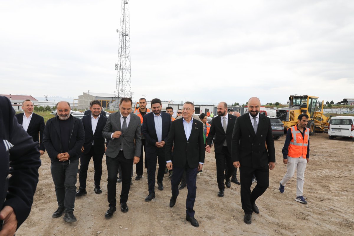 fuatoktay's tweet photo. 📍 Ankara - Gölbaşı Oğulbey “İlk İşyerim Projesi” 

Toplu Konut İdaresi Başkanlığımız (TOKİ) tarafından yürütülen “İlk İşyerim Projesi” kapsamında, Gölbaşı Oğulbey’de inşa edilen 1.072 adet işyeri inşaatı ile altyapı ve çevre düzenlemesi projesini yerinde inceledik.

Proje tamamlandığında Oğulbey’imizde ticari hayatın canlanması, esnafımızın ve vatandaşlarımızın nefes alması, yeni istihdam alanlarının oluşması ve bölgemizin kalkınmasına önemli katkı sağlanması hedeflenmektedir.

Bu önemli yatırımın Gölbaşı’na, Oğulbey’e ve tüm Başkentimize hayırlı olmasını diliyorum.

@AkpartiAnkara @AkGolbasiResmi @Slmakcyln