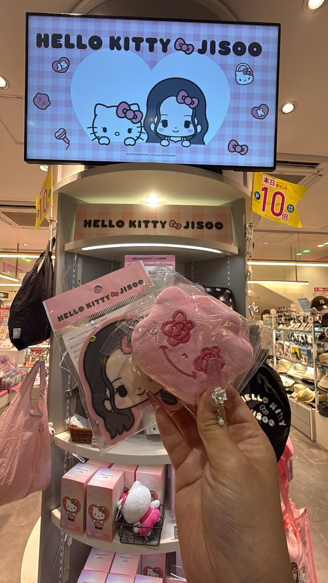 sooyaaa85's tweet photo. 今日難波と新大阪でパスポートケースとハンドミラー、シュモンもラスト買えた😌💞
どの店舗ももうシュモン売り切れてた、、
とてもかわゆい( ´,,•ω•,,`)♡
#JISOO #지수 #sanrio #hellokittyjisoo https://t.co/NeZlbWRRxq