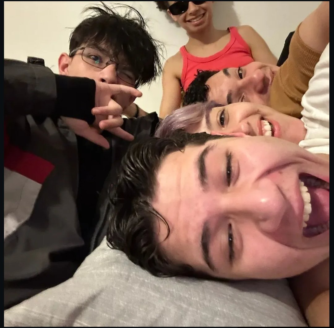 GaBeezi_'s tweet photo. @esquizzocypher pensei em colocar essa mas tá meio goofy https://t.co/rAcSyQ1DqV