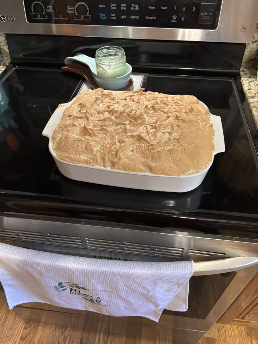 donn29043's tweet photo. Just me, my kitchen, and a little bit of magic. 🍰✨
Nothing beats the smell of something homemade fresh from the oven. https://t.co/2PsrJIOy3v