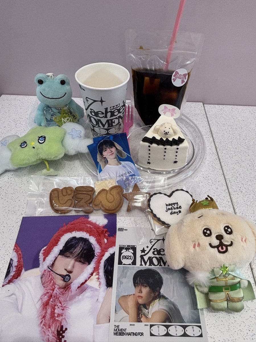 tahimin's tweet photo. @isnotdreams 
@yolumlovesyou 

this is JAEHEE O'CLOCK..🩶
#재희로운순간_21_22
#재희  #ジェヒ #JAEHEE #NCTWISH

ジェヒちゃんのセンイルカフェ開催ありがとうございます😊デンデンイのケーキ🍰かわいくておいしい💚 https://t.co/V1SssoRTeJ