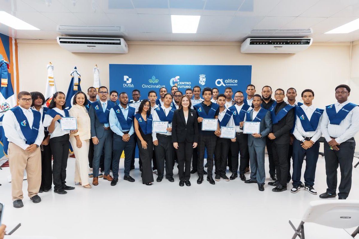 altice_do's tweet photo. Celebramos la graduación de 56 jóvenes del programa Futuro de Esperanza, esta iniciativa, desarrollada en el Centro Futuro de Cristo Rey y liderada por la Alcaldía del Distrito Nacional, cuenta con el acompañamiento del Instituto Cincinnatus y el respaldo de Altice. https://t.co/zqbKKkF15U