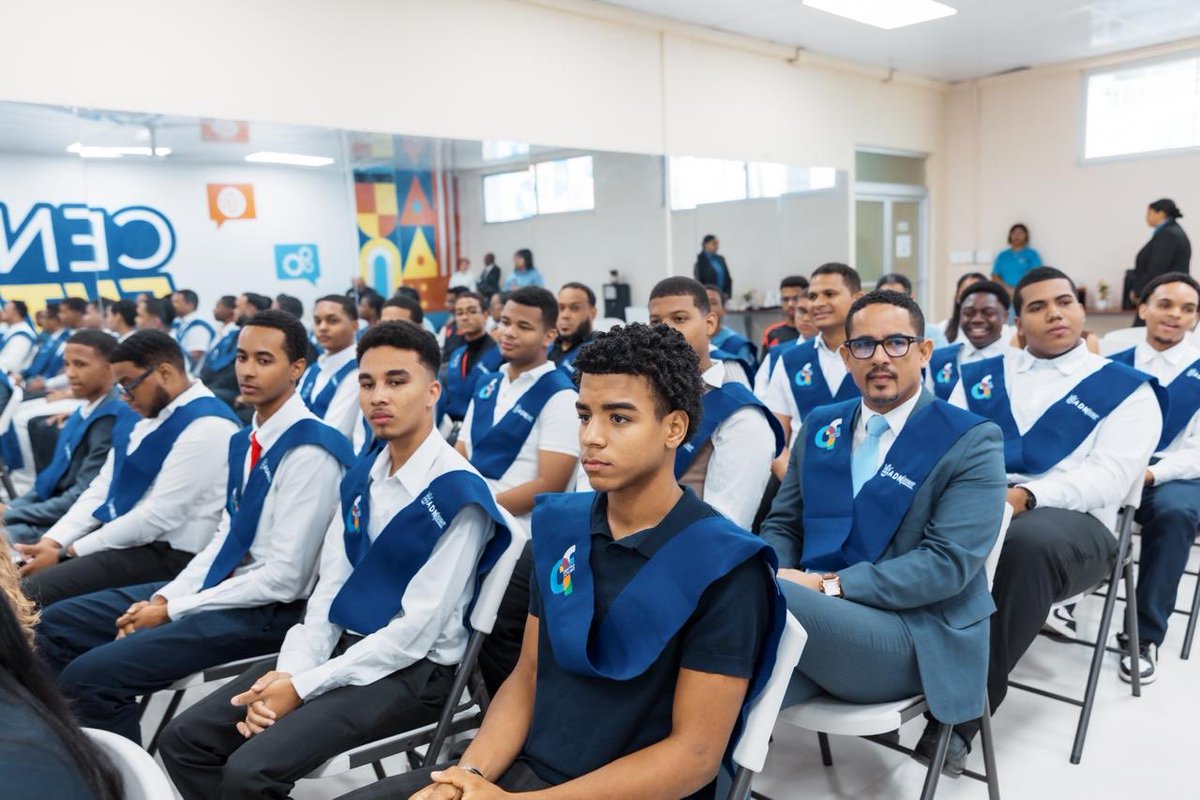 altice_do's tweet photo. Celebramos la graduación de 56 jóvenes del programa Futuro de Esperanza, esta iniciativa, desarrollada en el Centro Futuro de Cristo Rey y liderada por la Alcaldía del Distrito Nacional, cuenta con el acompañamiento del Instituto Cincinnatus y el respaldo de Altice. https://t.co/zqbKKkF15U