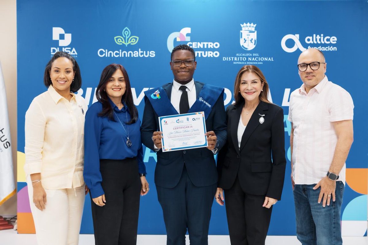 altice_do's tweet photo. Celebramos la graduación de 56 jóvenes del programa Futuro de Esperanza, esta iniciativa, desarrollada en el Centro Futuro de Cristo Rey y liderada por la Alcaldía del Distrito Nacional, cuenta con el acompañamiento del Instituto Cincinnatus y el respaldo de Altice. https://t.co/zqbKKkF15U