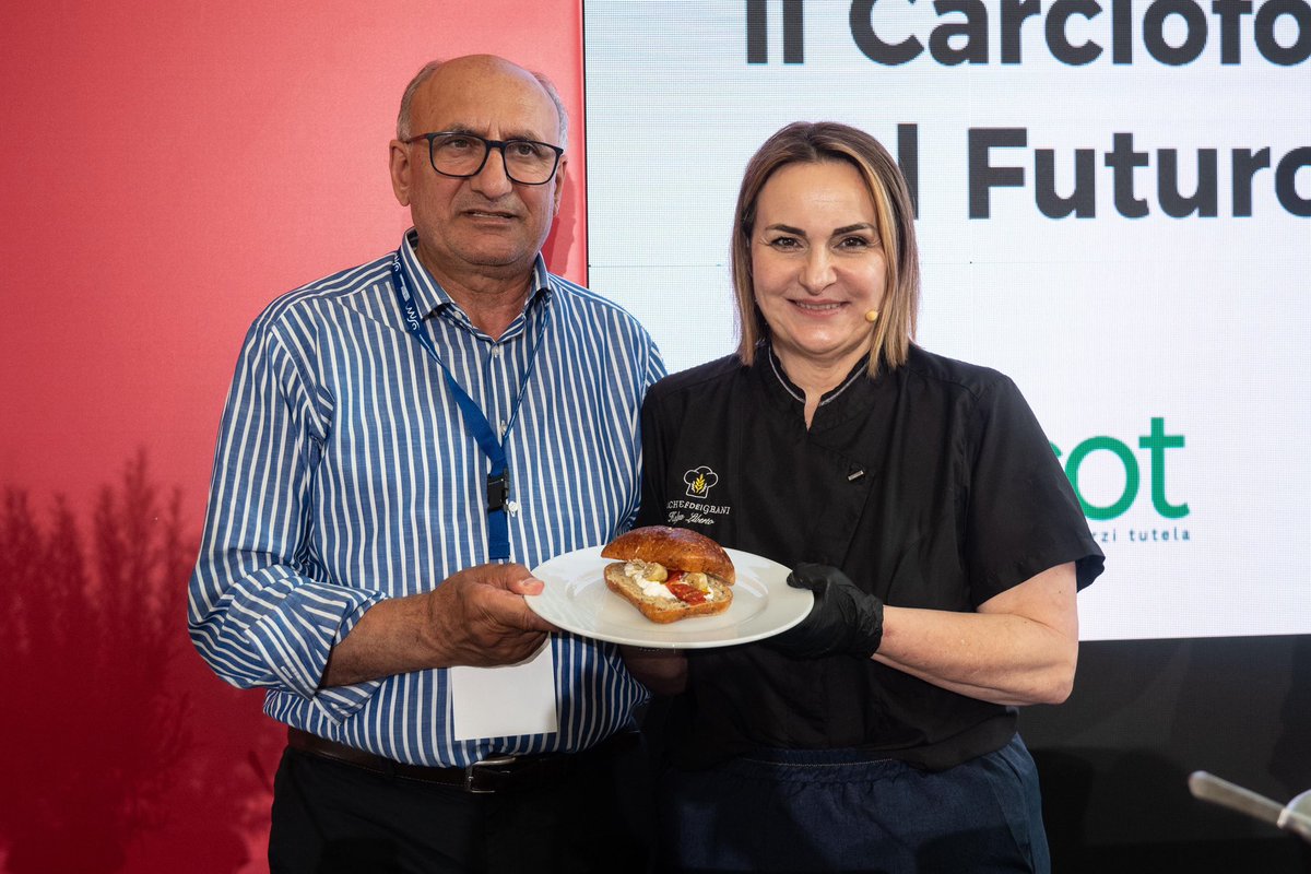 CarciofoIGP's tweet photo. Al DMED 2026, con la chef Helga Liberto e il Presidente del Consorzio Alfonso Esposito, protagonista assoluto il Carciofo di Paestum IGP, simbolo autentico del Cilento e della Dieta Mediterranea.

#CarciofoDiPaestumIGP #DMED2026 #SaloneDellaDietaMediterranea #HelgaLiberto 🌿✨ https://t.co/qXLy1XpxKb