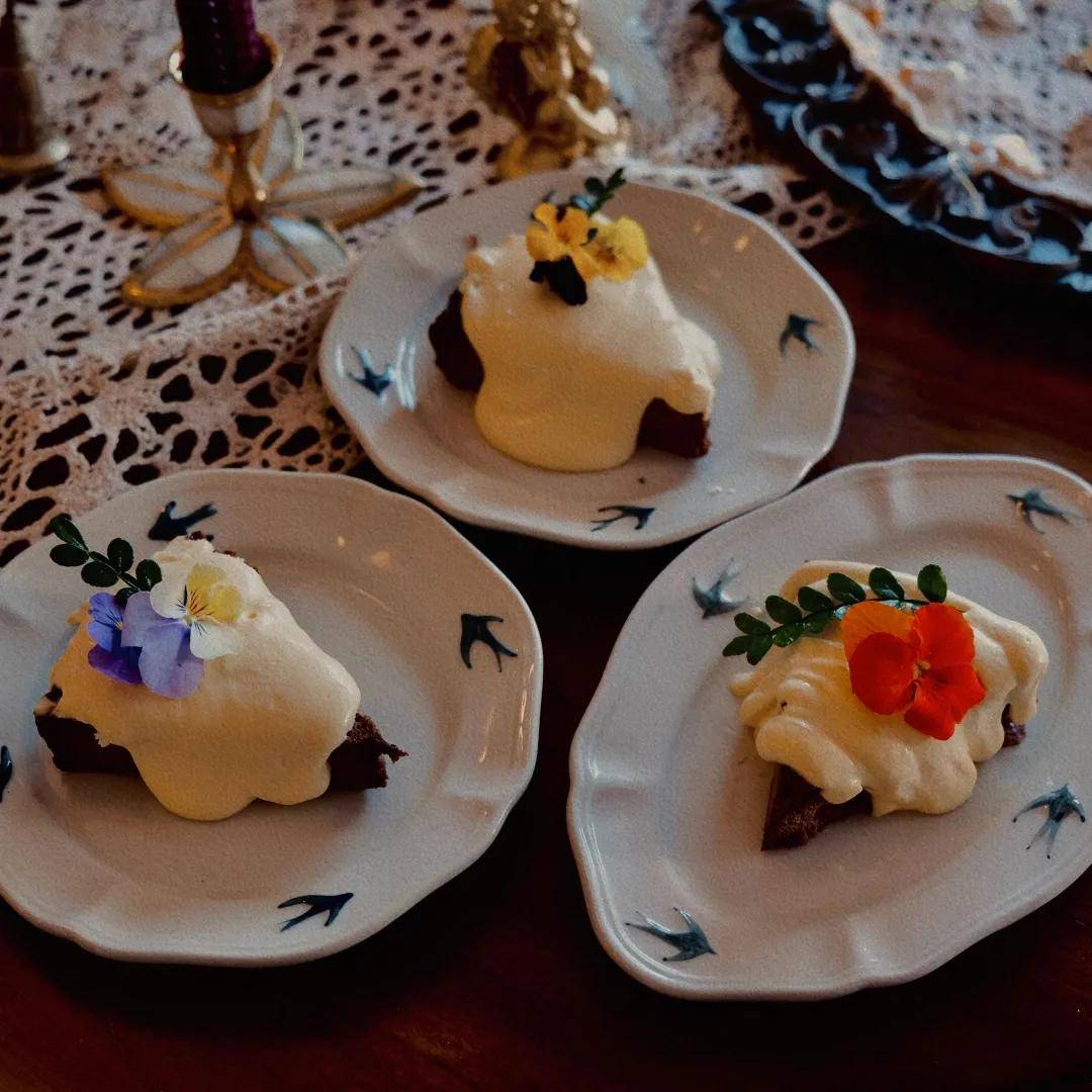 pumpkin97249493's tweet photo. Just had the BEST matcha tiramisu at that new cozy café downtown—smooth, not too sweet, and the matcha hit is chef’s kiss. 10/10 would come back for the whole menu! https://t.co/zVMEcKcW2D