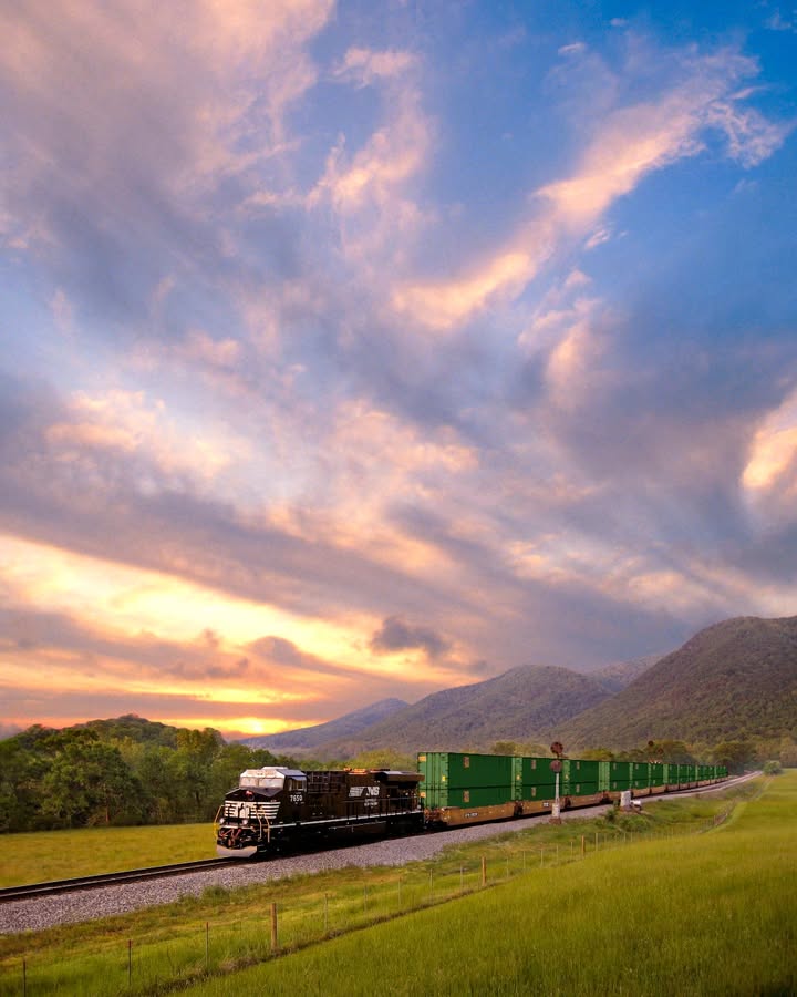 nscorp's tweet photo. Today, we commemorate Juneteenth, a pivotal point in our country’s history that celebrates freedom and reminds us of the importance of liberty and justice for all.  

At NS, we honor this legacy and celebrate the diverse backgrounds of all nearly 20,000 railroaders on Team NS. https://t.co/wNTHQxLOrN
