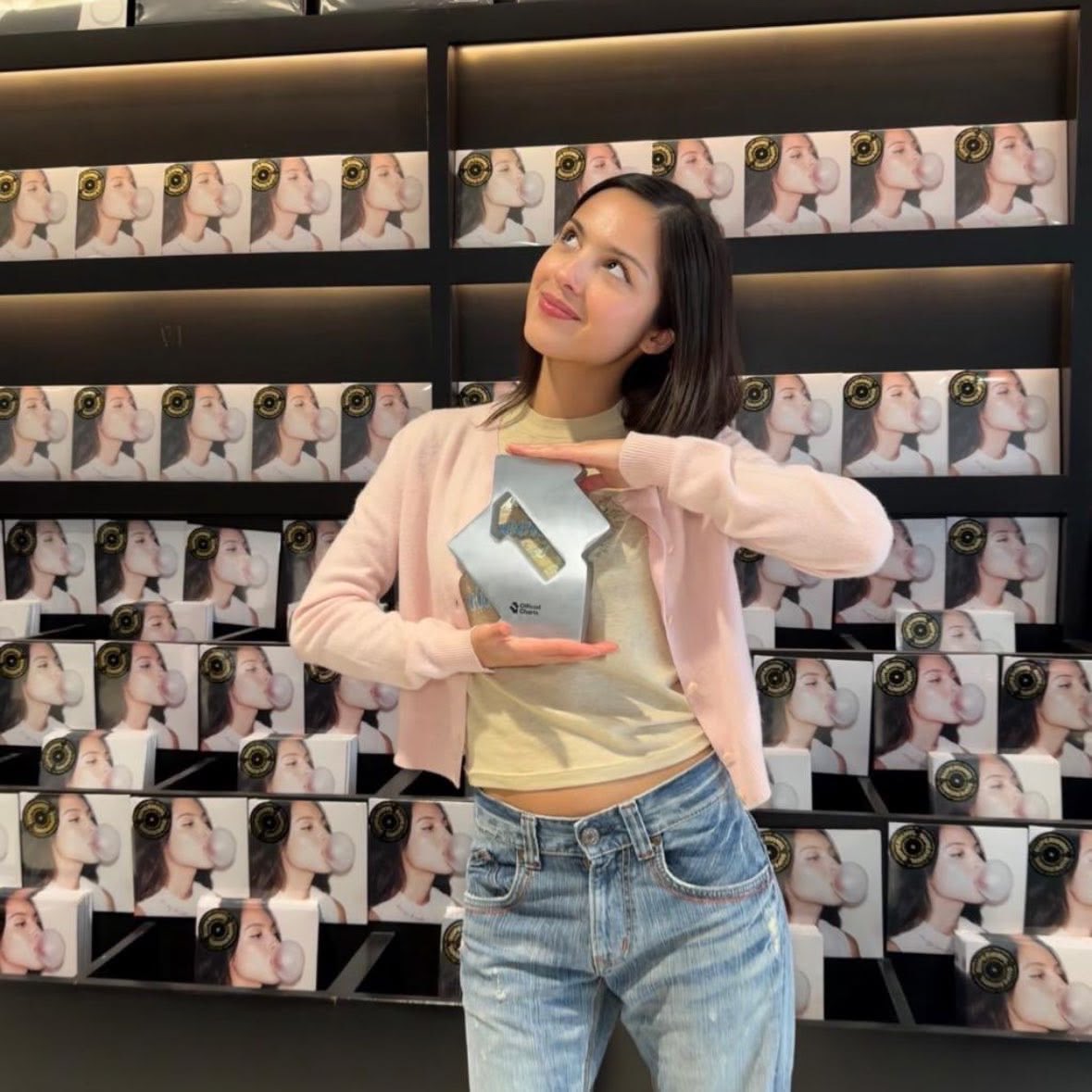 spinninmebs's tweet photo. as a pink girlie i’ve been LOVING olivia’s outfits recently. you can tell her stylist loves her. https://t.co/Vd91W8jokJ