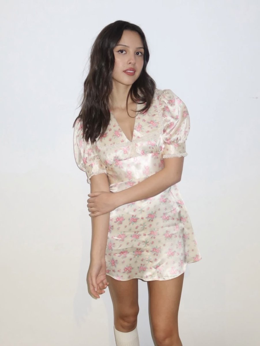 spinninmebs's tweet photo. as a pink girlie i’ve been LOVING olivia’s outfits recently. you can tell her stylist loves her. https://t.co/Vd91W8jokJ