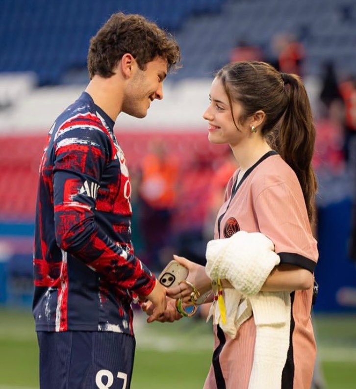 Inzho10's tweet photo. Tout notre soutien à João Neves et à sa femme face à cette vague ignoble d’insultes. Cette haine démesurée est indigne. Le silence de Ronaldo signifie qu’il valide et encourage le harcèlement orchestré par une partie de ses supporters. https://t.co/t94rowNZqy