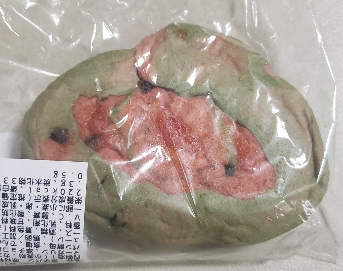 ARUARANE's tweet photo. #すいかパン

匂いはほんのり西瓜
味はほんのり瓜
種はチョコレート
真ん中にカスタードクリーム
そして口に残る苦味？

全体的にまとまってない味
ウケ狙い商品 https://t.co/2MMlpQNAZz